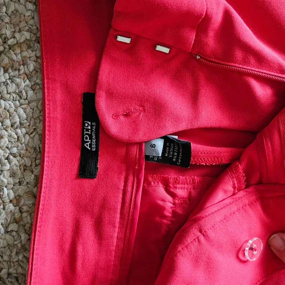 Apt9 Red crops - Picture 3 of 5